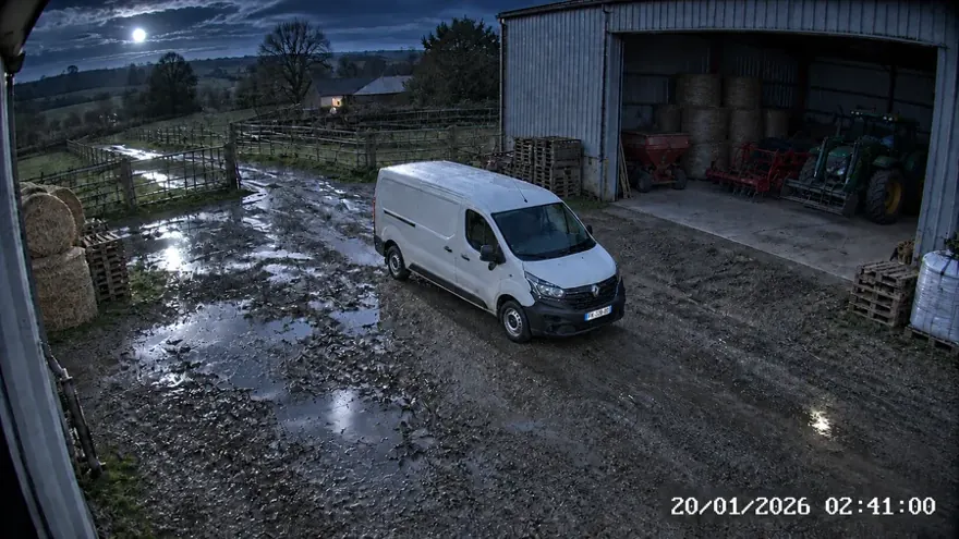 Un utilitaire blanc devant le hangar à 2 h 41, vu par la caméra
